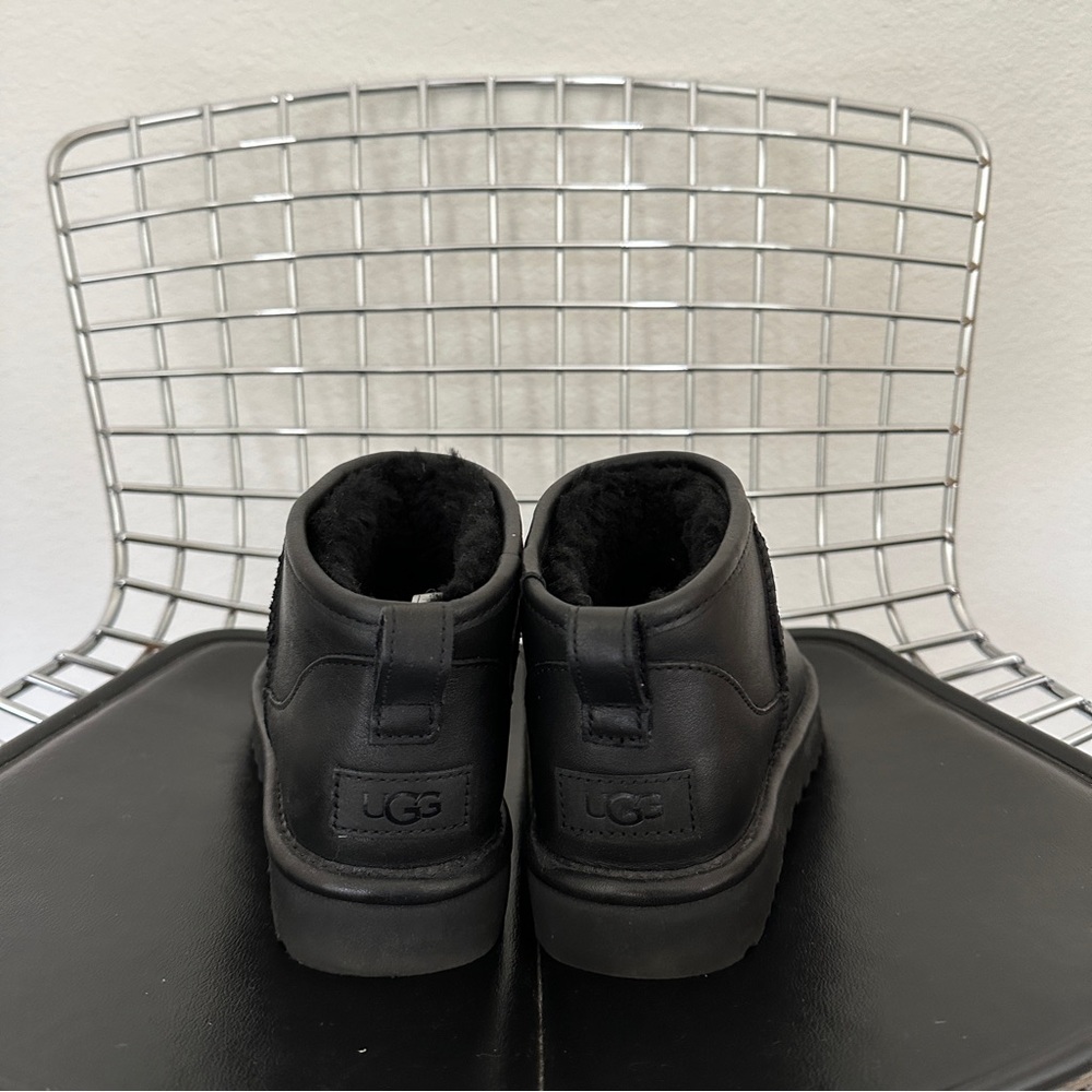 UGG Classic Ultra Mini in Black Leather - Picture 4 of 4